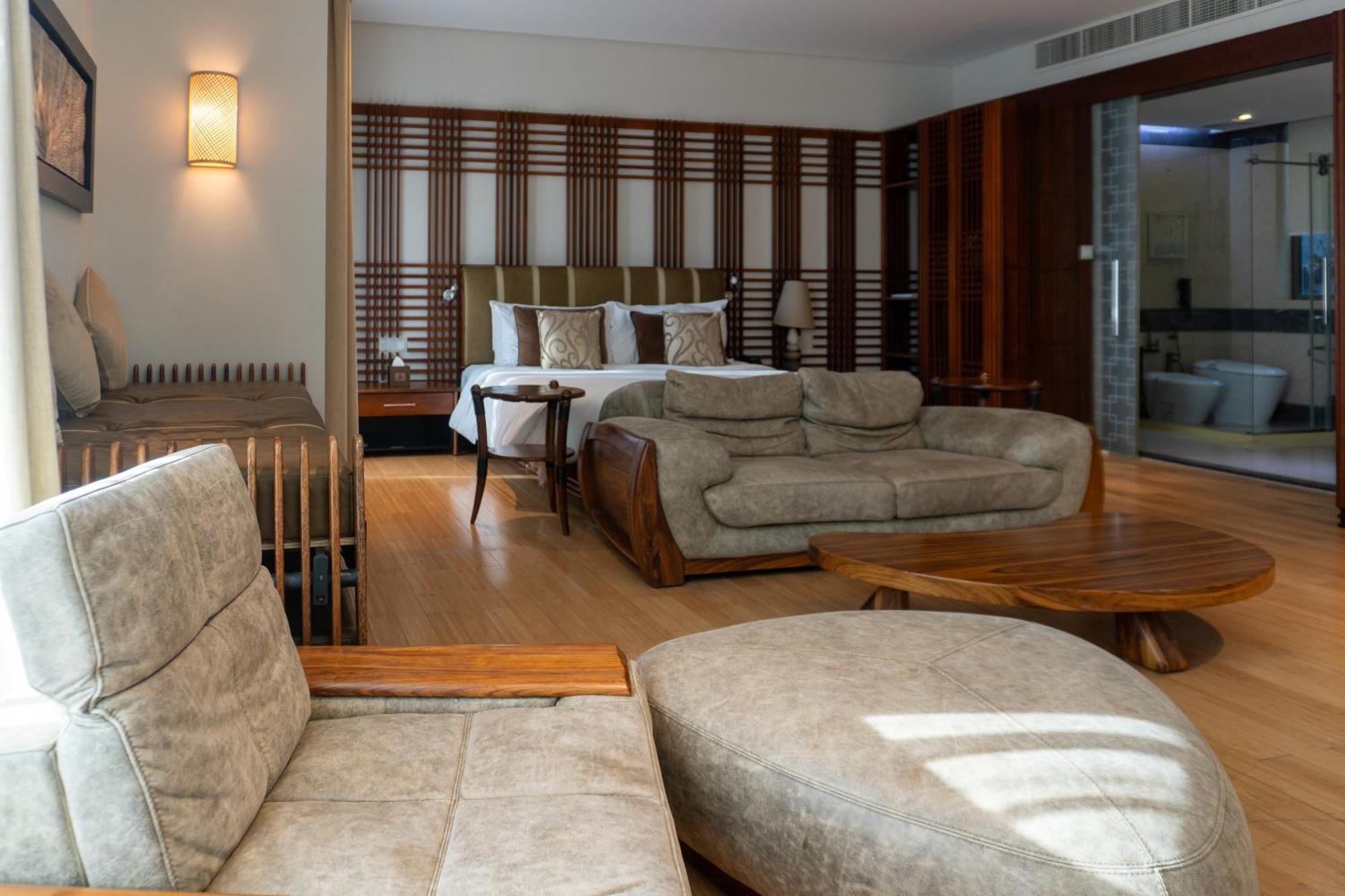 Palavra Resort Manama Exterior photo A suite at the hotel