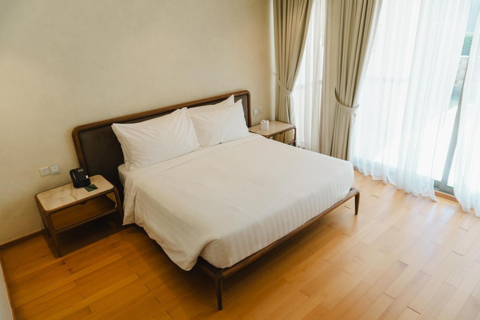 Palavra Resort Manama Exterior photo A bedroom in a hotel