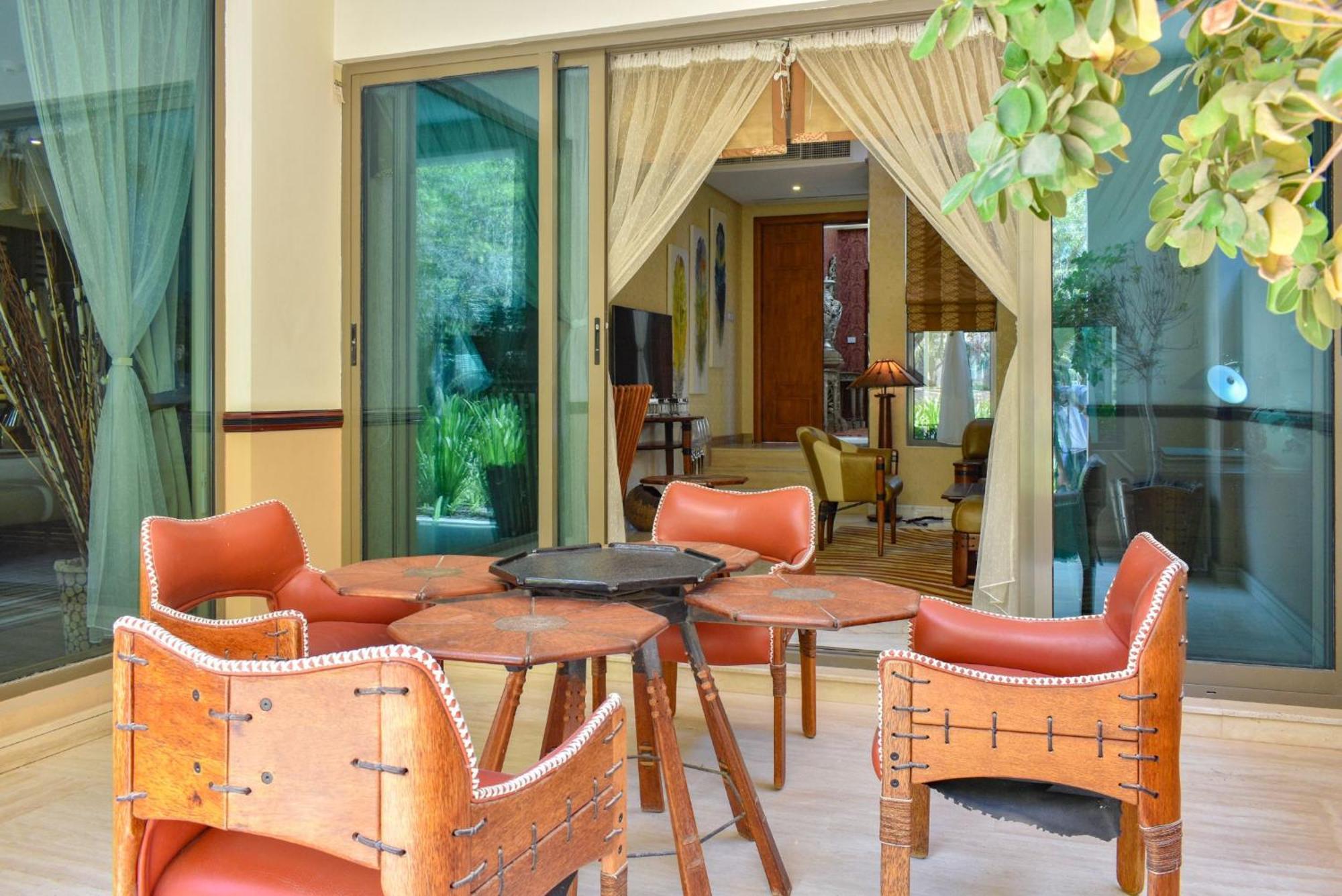 Palavra Resort Manama Exterior photo The interior of a suite at the hotel